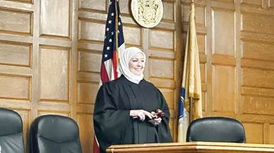 ​أقسمت على القرآن.. سورية تصبح أول قاضية محجبة في نيوجيرسي الأمريكية